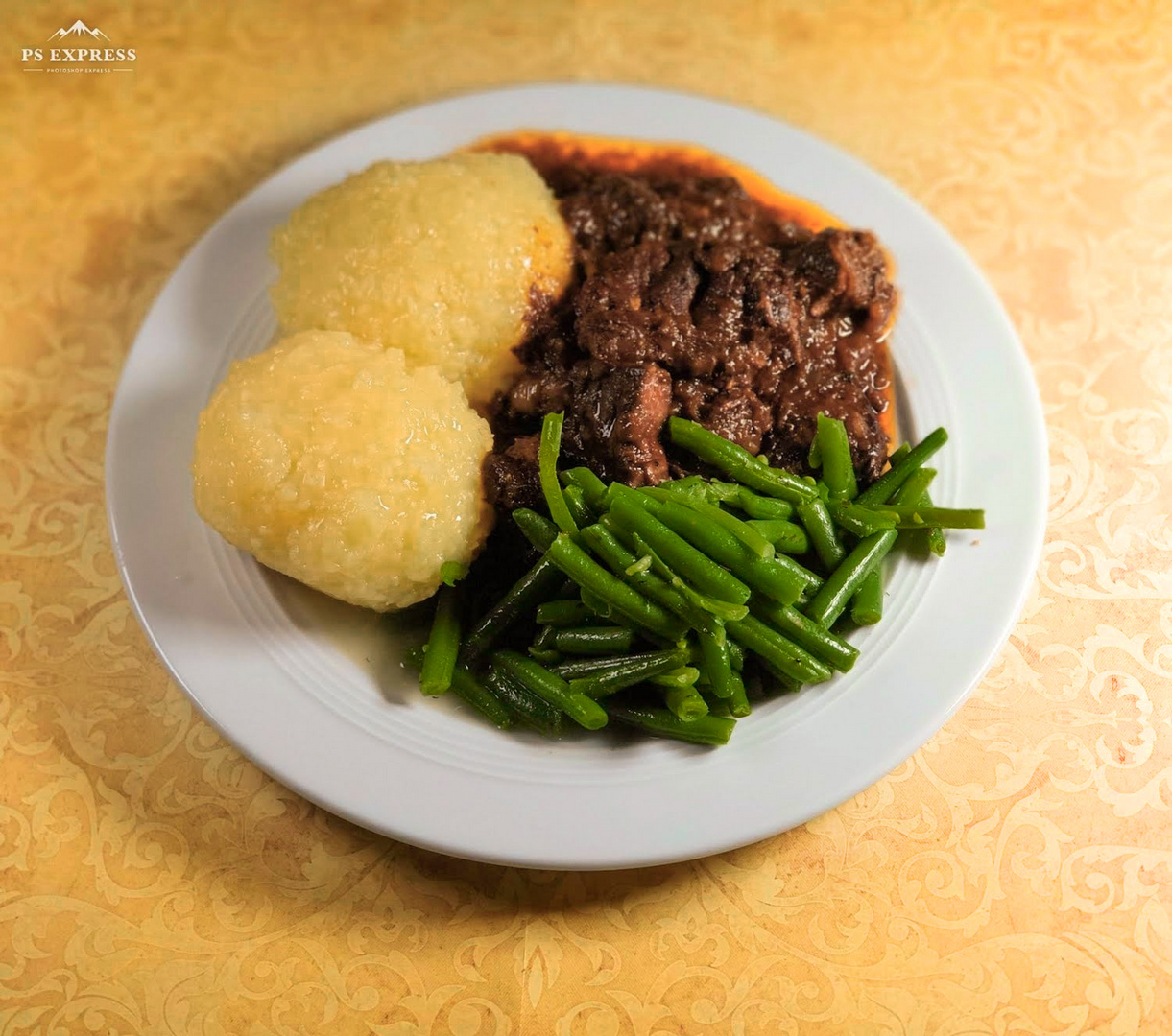 Rindgulasch mit Thüringer Klößen und grünen Bohnen Foto &amp; Bild | food ...