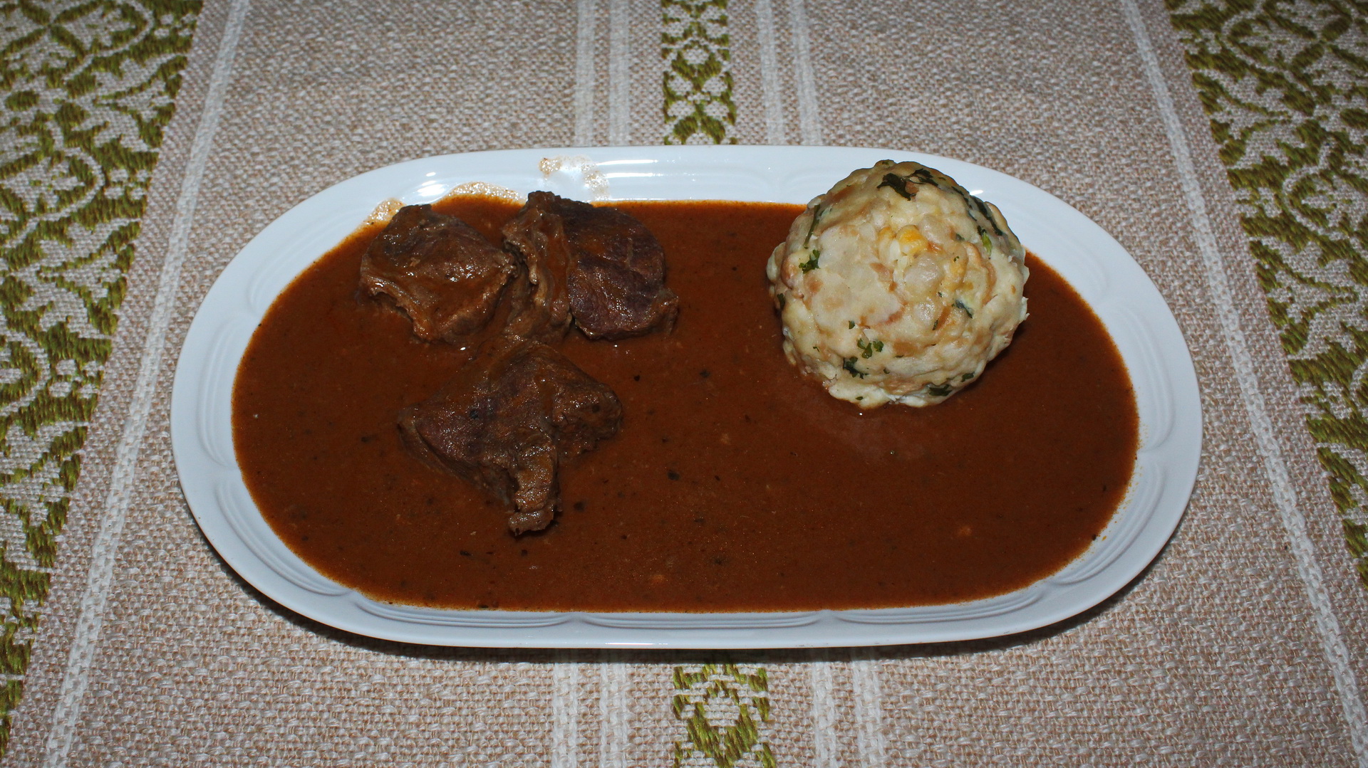 Rindsgulasch mit Semmelknödel