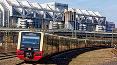 RINGBAHNZUG VOR GESUNDEM WEST-ASBEST