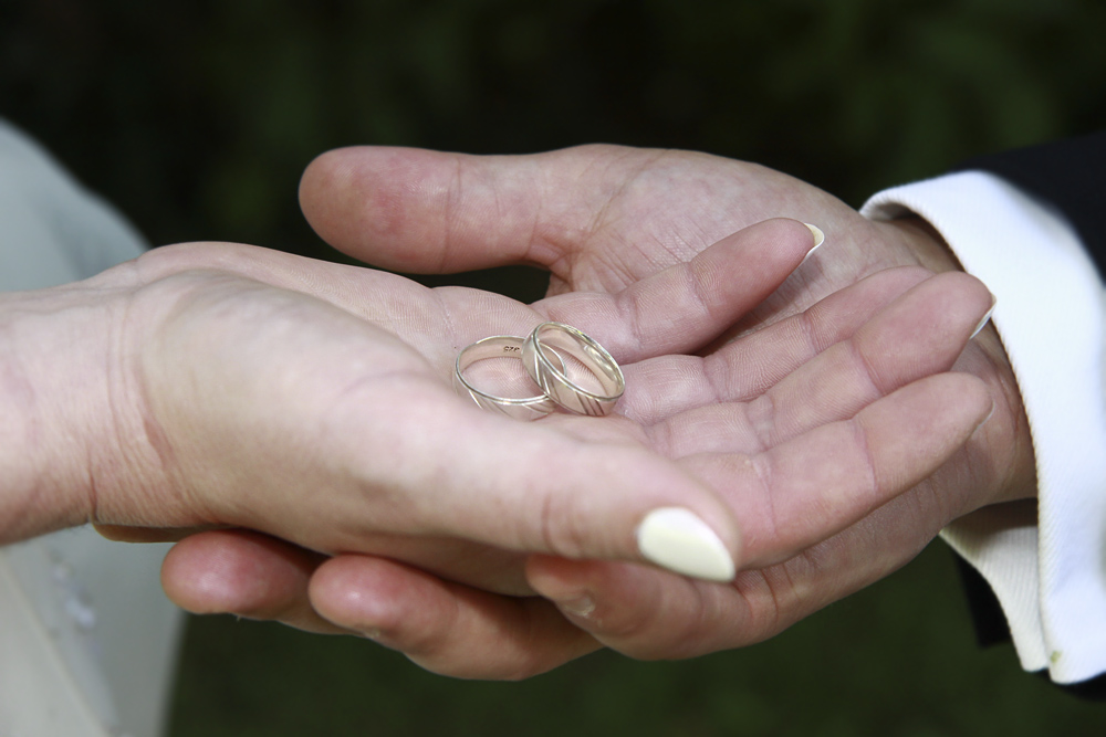 Ringe in den Händen