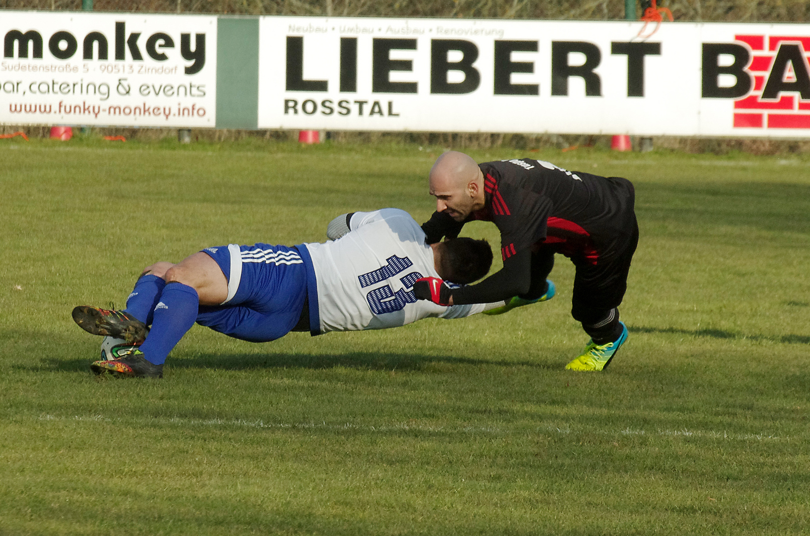 "Ringen auf dem Fußballplatz"