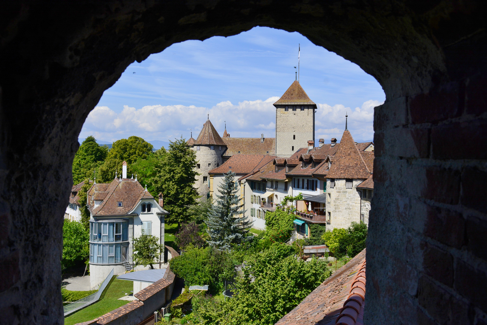 Ringmauer und Schloss Murten