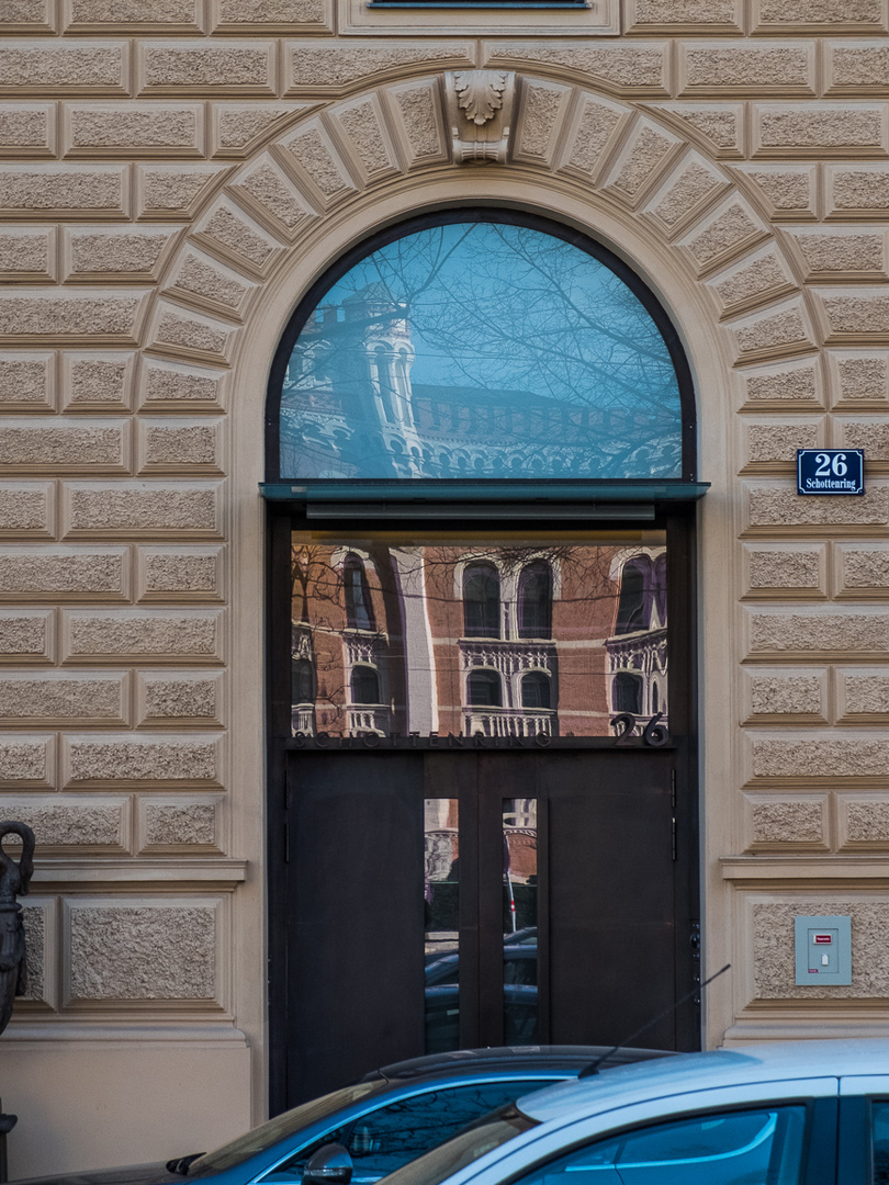 Ringstraße - Schottenring - Spiegelung der Roßauer-Kaserne