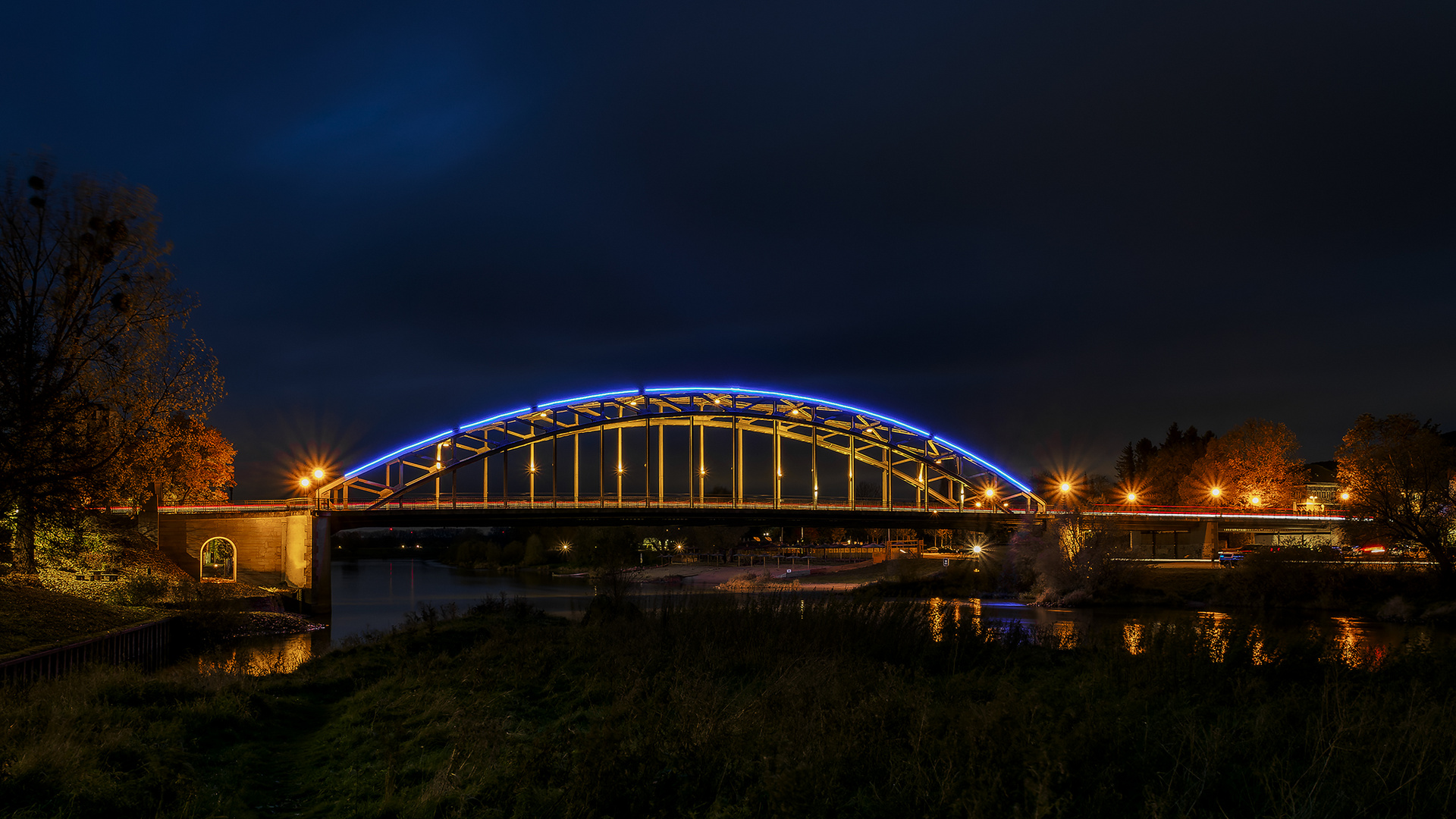 Rinteln Weserbrücke bei Nacht