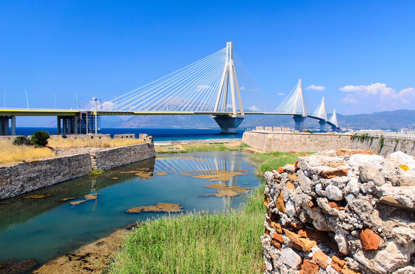 Rio-Andirrio-Brücke über dem Golf von Korinth bei Patras