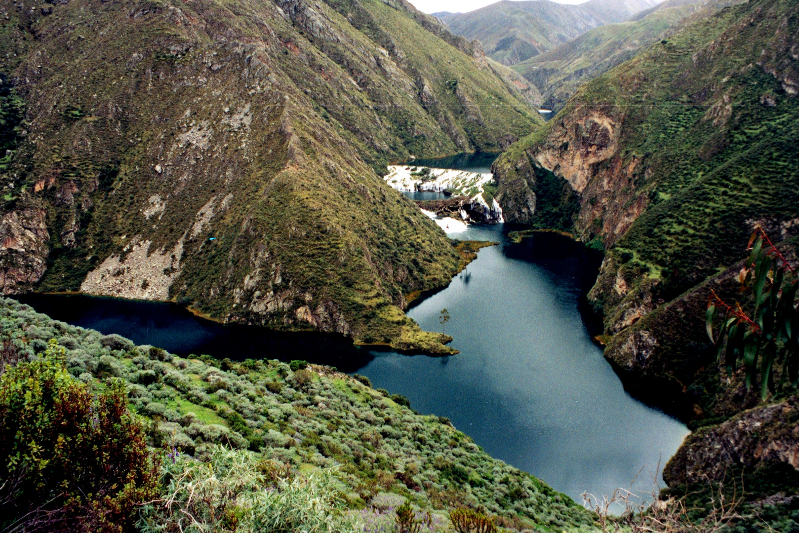 Rio, cascadas, pequeñas, memdianas,grandes y lagunas pequeñas, medianas y grandes , asi es Huancaya.