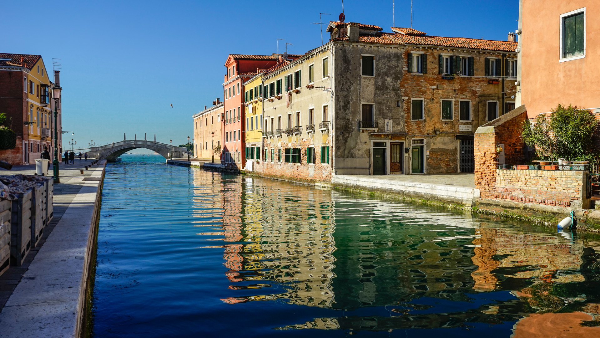 Rio dell`Arsenale spiegelt Häuserfassaden