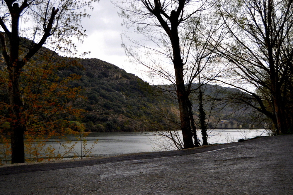 Rio Duero. Aquí Portugal, enfrente España