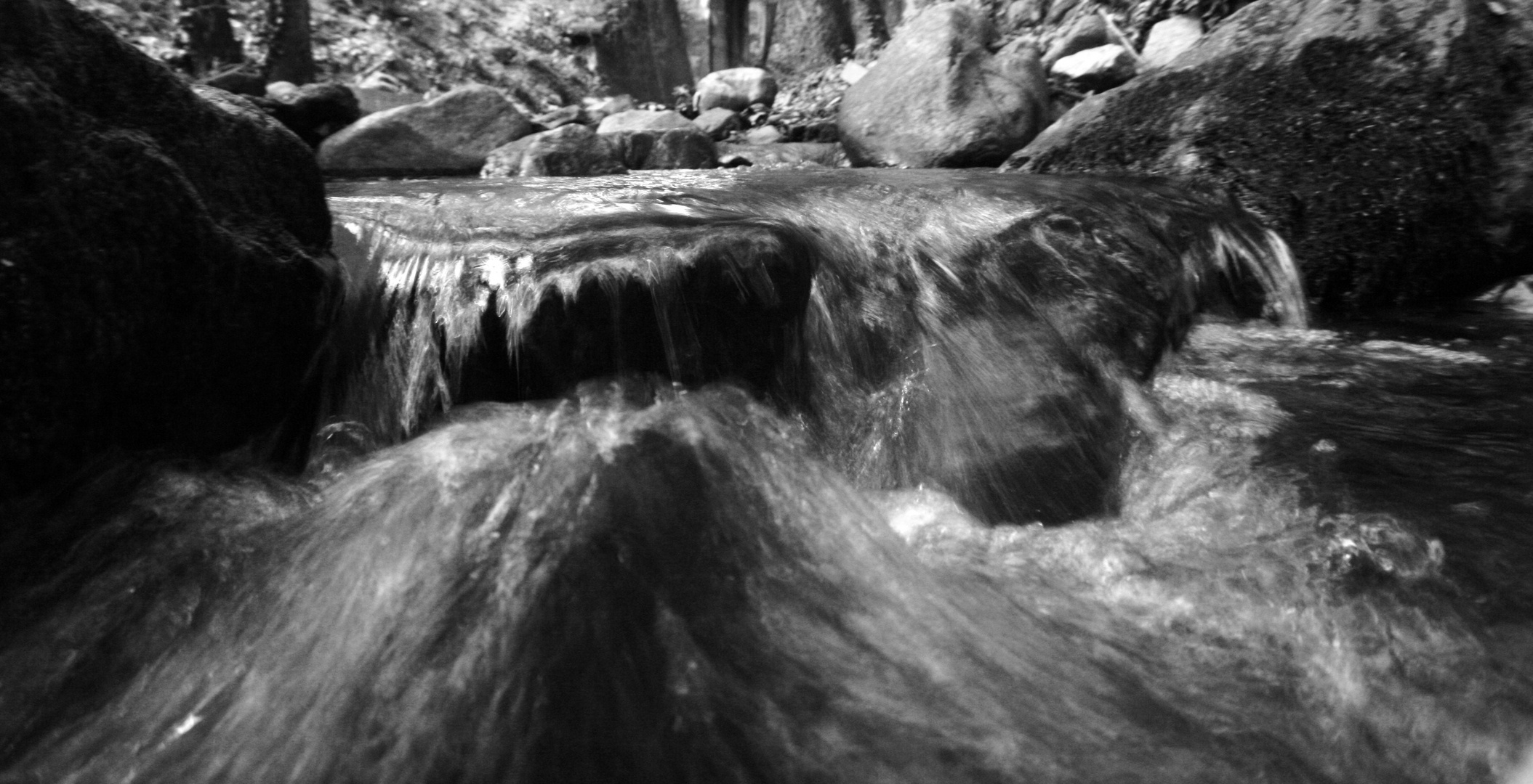 río en las rocas