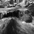 río en las rocas