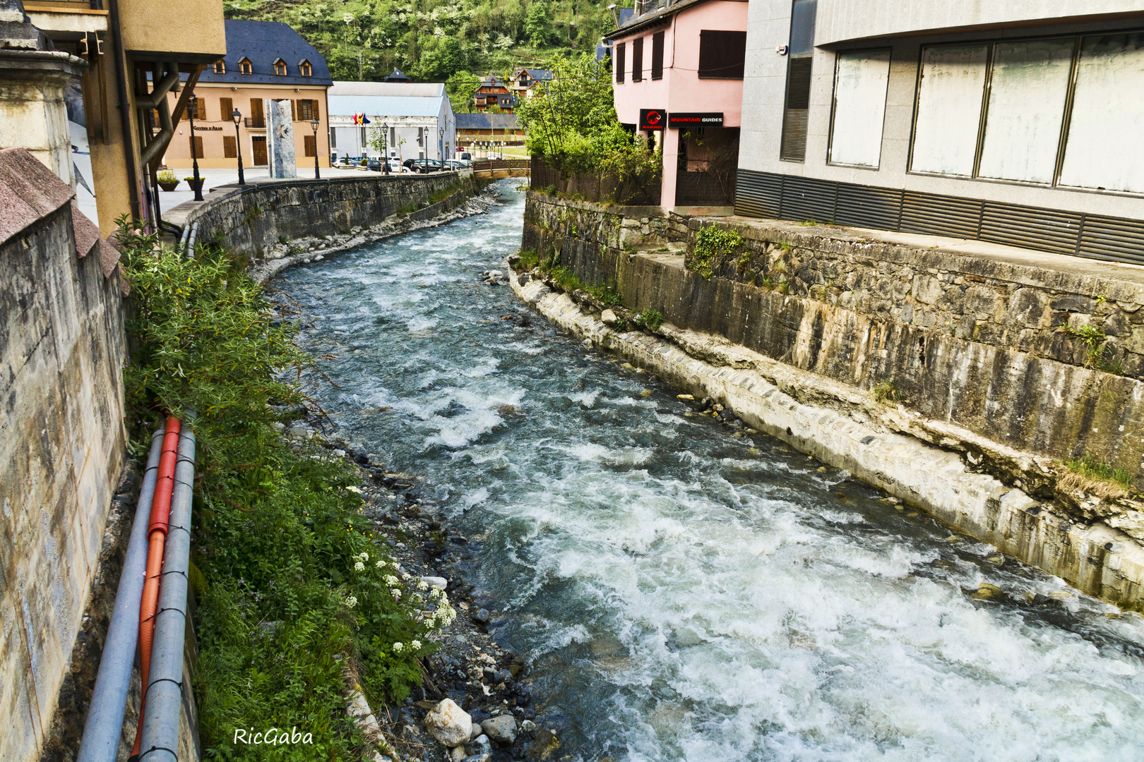 Rio Garona a su paso por Viella, Valle de Aran, Lleida