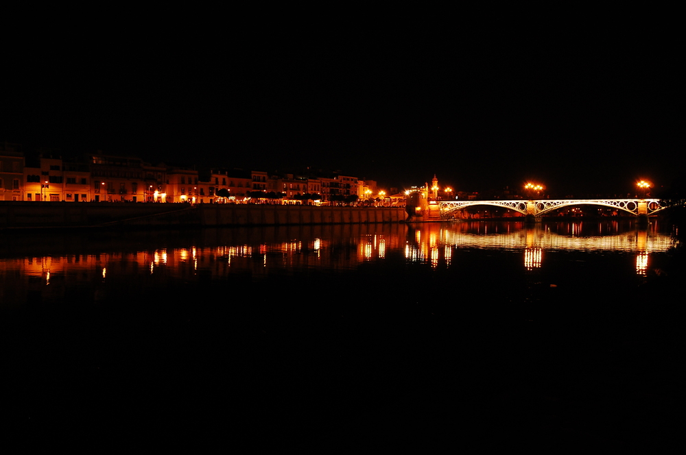 Rio Guadalquivir de noche, Sevilla, España