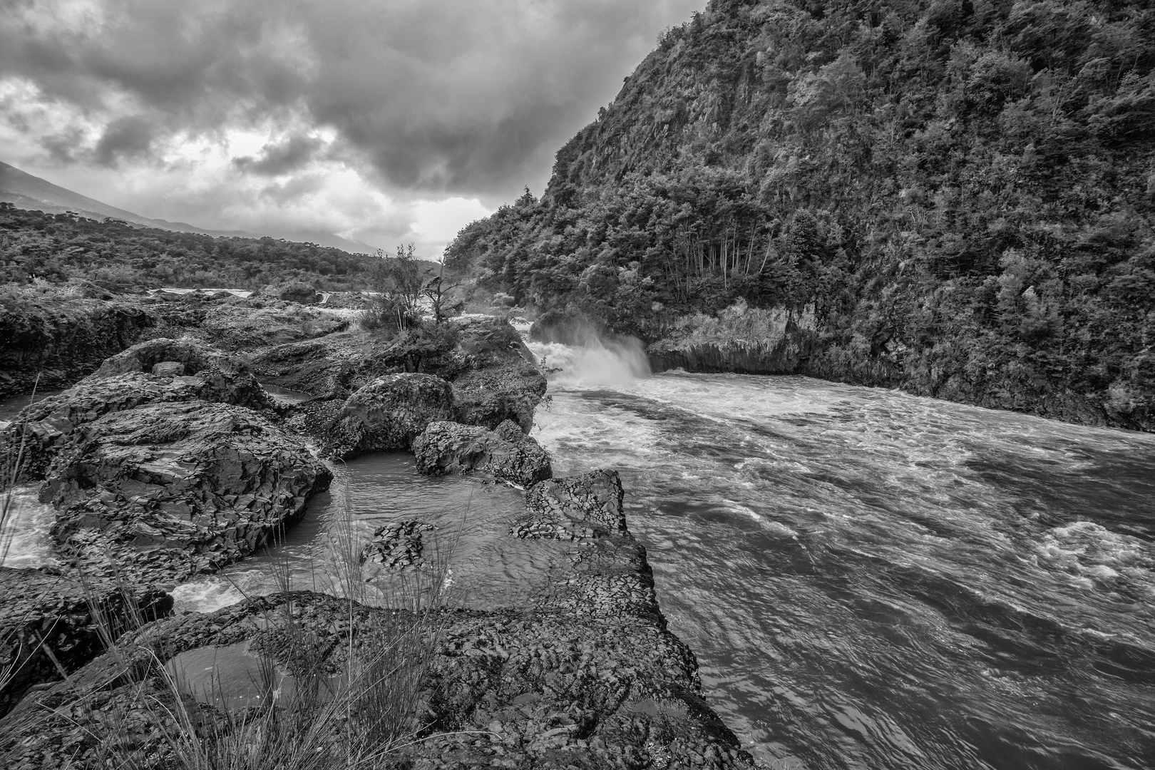 Rio Petrohue / Chile  (s/w)