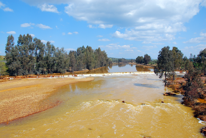 Rio Tinto a la altura de Niebla, Huelva.