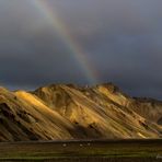 Riolitgebirge im besten Licht mit Regenbogen