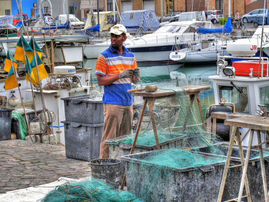 Riordino dopo una notte di lavoro in mare