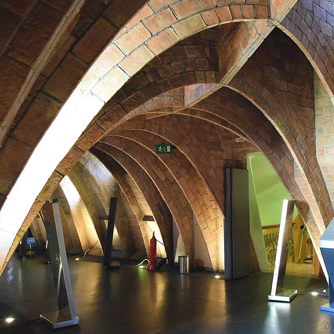 Rippen Bogen... --   Dachkonstruktion, A. Gaudi |X|©D1492--Xquad_OC