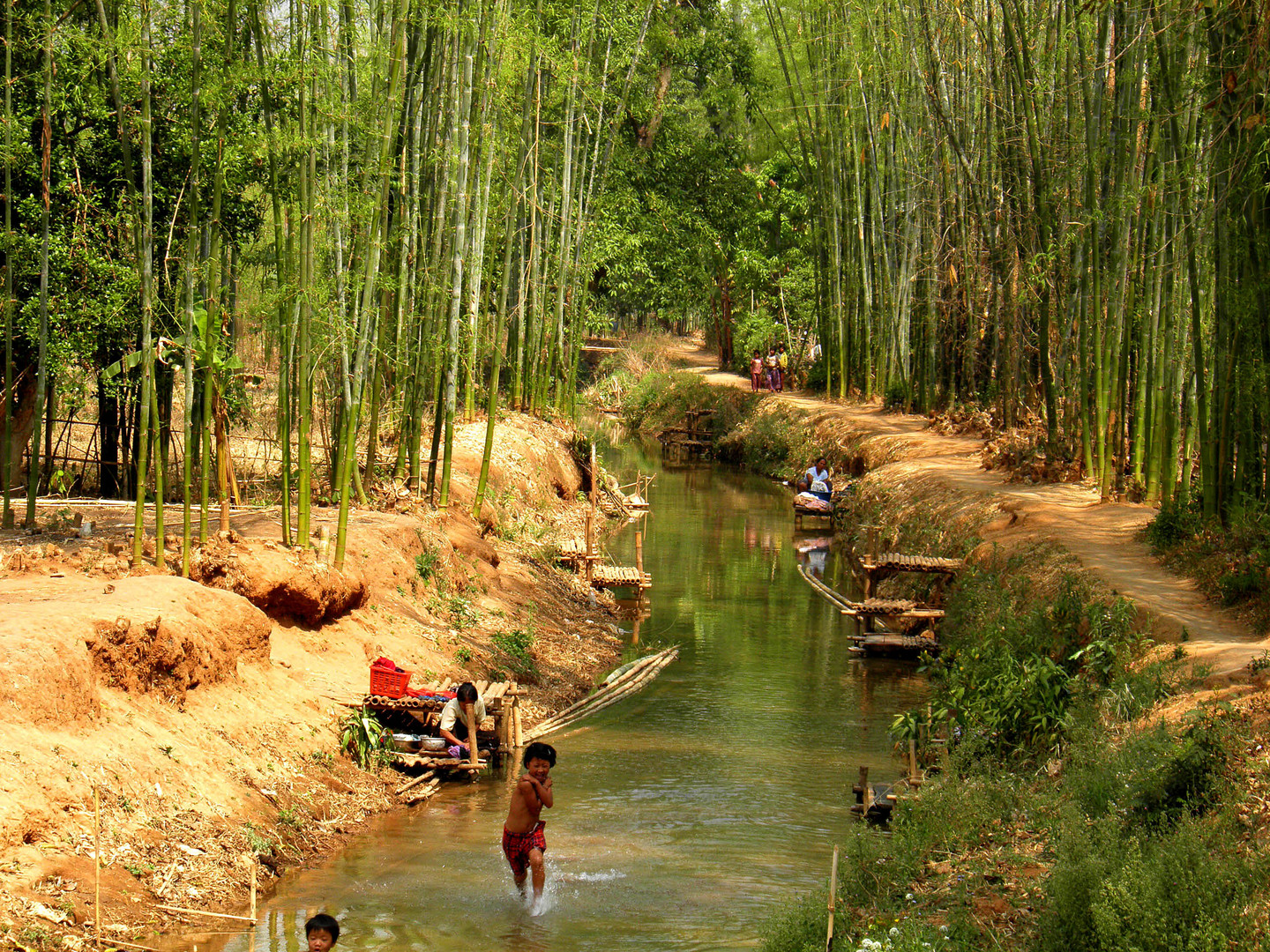 Rires d'enfants dans un village Birman