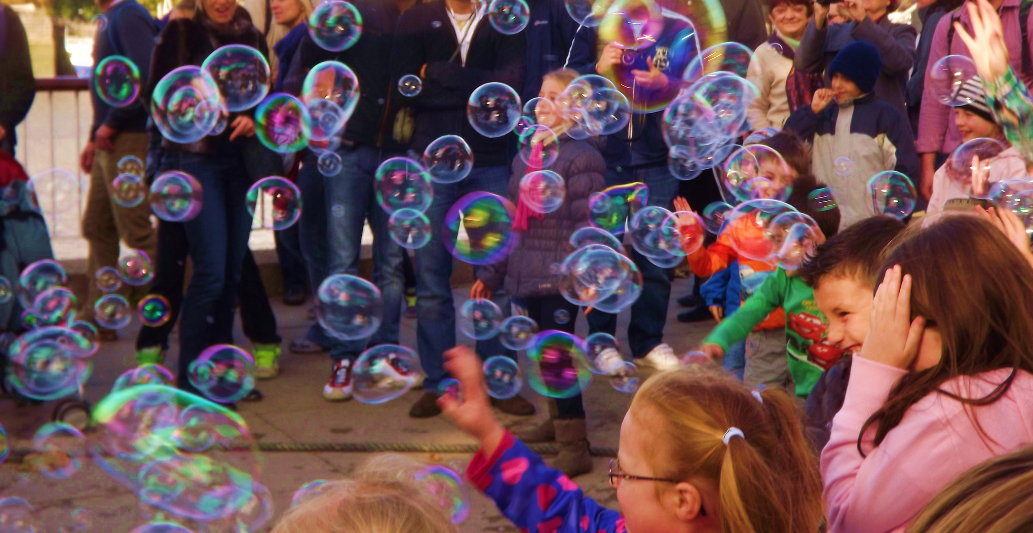 Rires d'enfants face aux bulles de savon