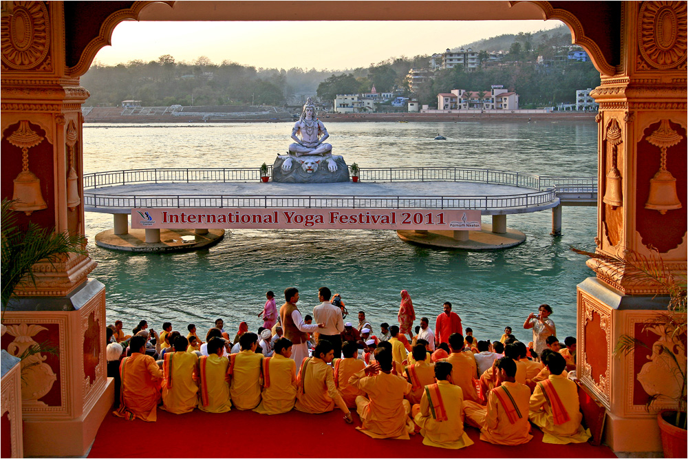 Rishikesh, die Puja beginnt kurz vor Sonnenuntergang