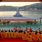 Rishikesh, die Puja beginnt kurz vor Sonnenuntergang