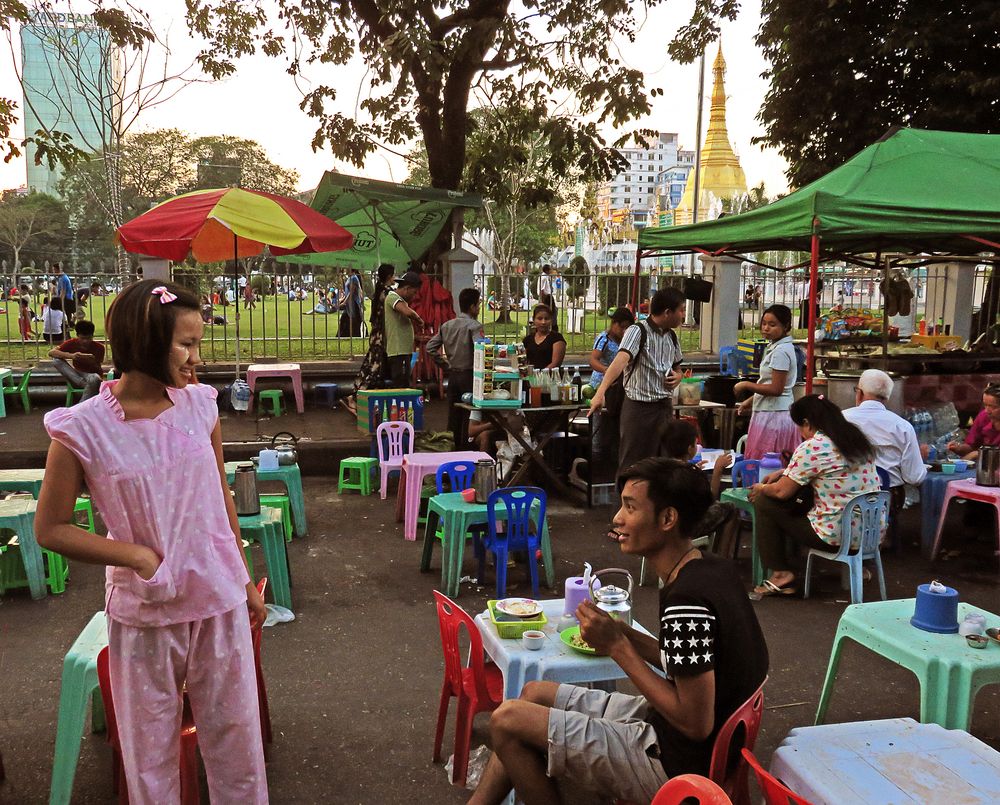 Ristorante all'aperto, Yangon, Myanmar