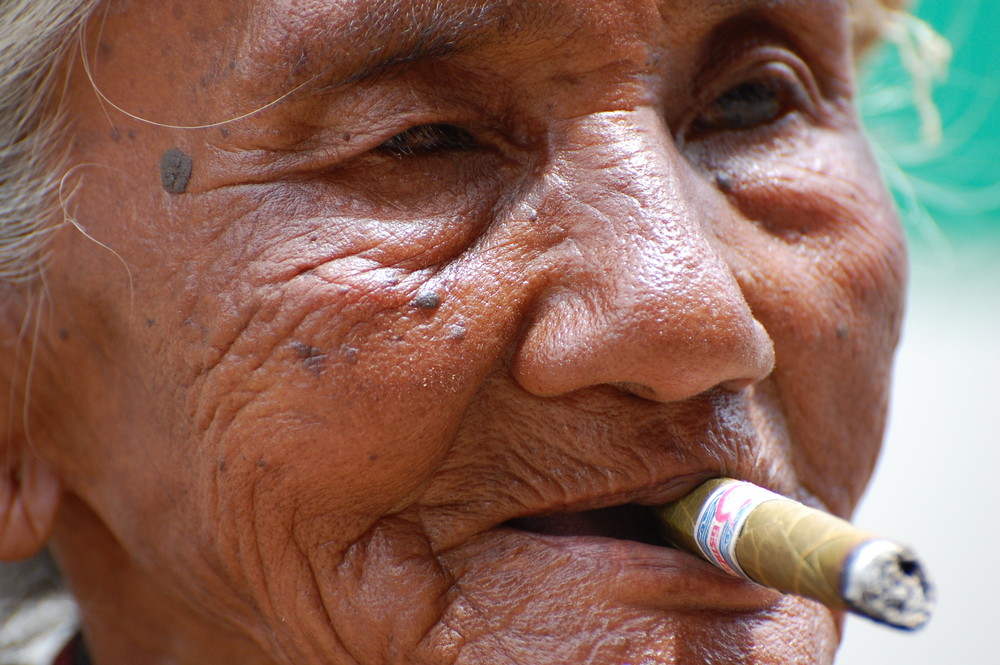 Ritratto di donna con sigaro