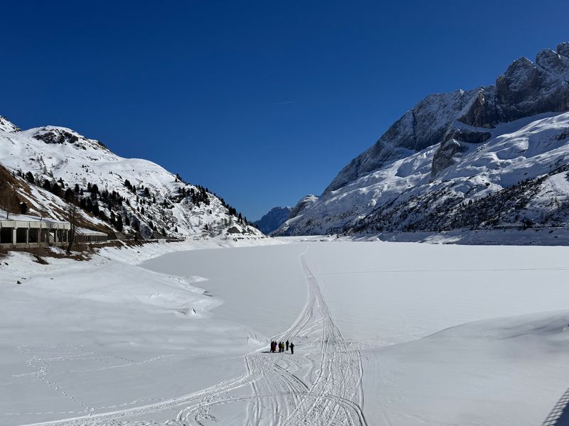 ritrovo sul lago ghiacciato