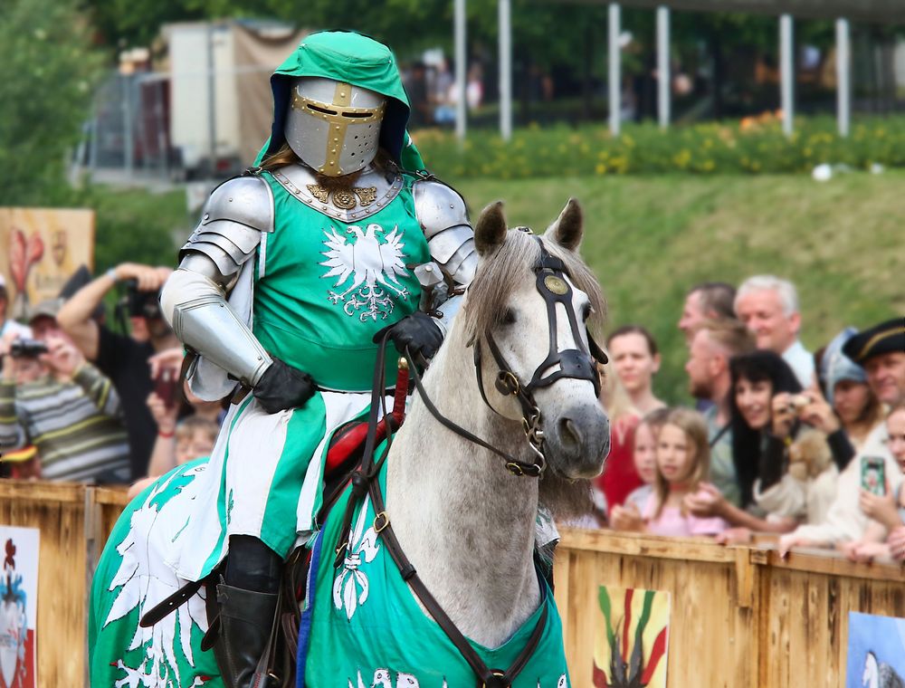Ritter zu Pferd Foto & Bild | erwachsene, menschen in der freizeit