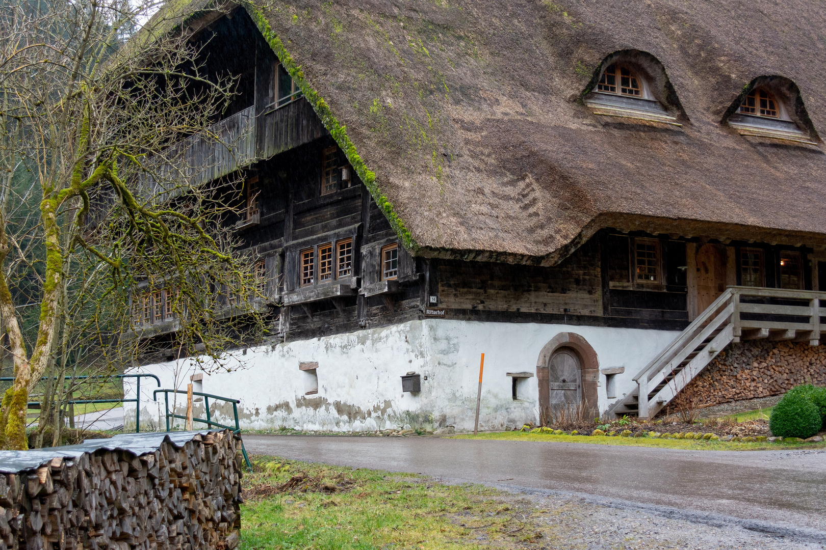 Ritterhof im Regenschauer 01