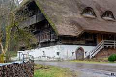 Ritterhof im Regenschauer 01