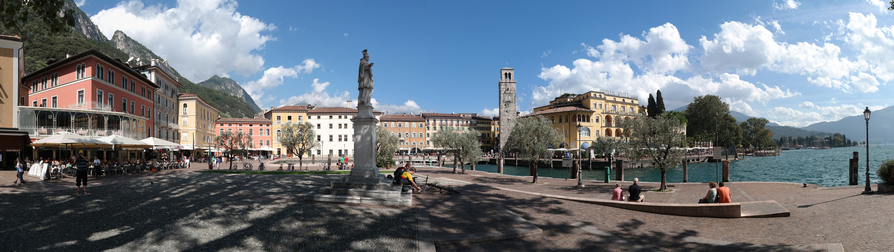 Riva del Garda im Schatten der Bäume