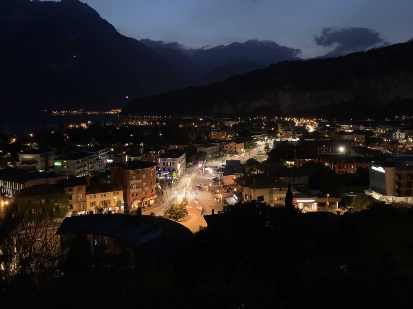 Riva dem Garda bei Nacht