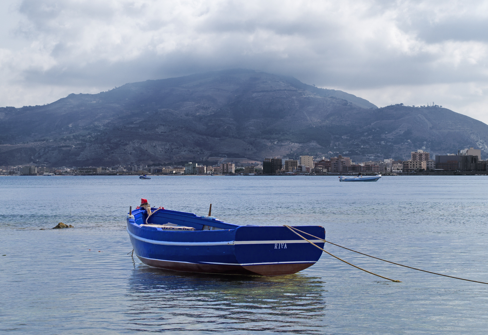 Riva la barca in attesa dei suoi Remi