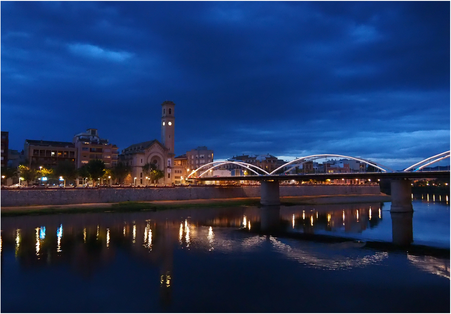 Rive droite de l’Ebre à Tortosa, à l’heure bleue