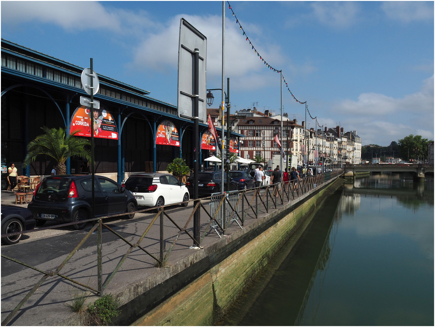 Rive gauche de la Nive avec les Halles de Bayonne