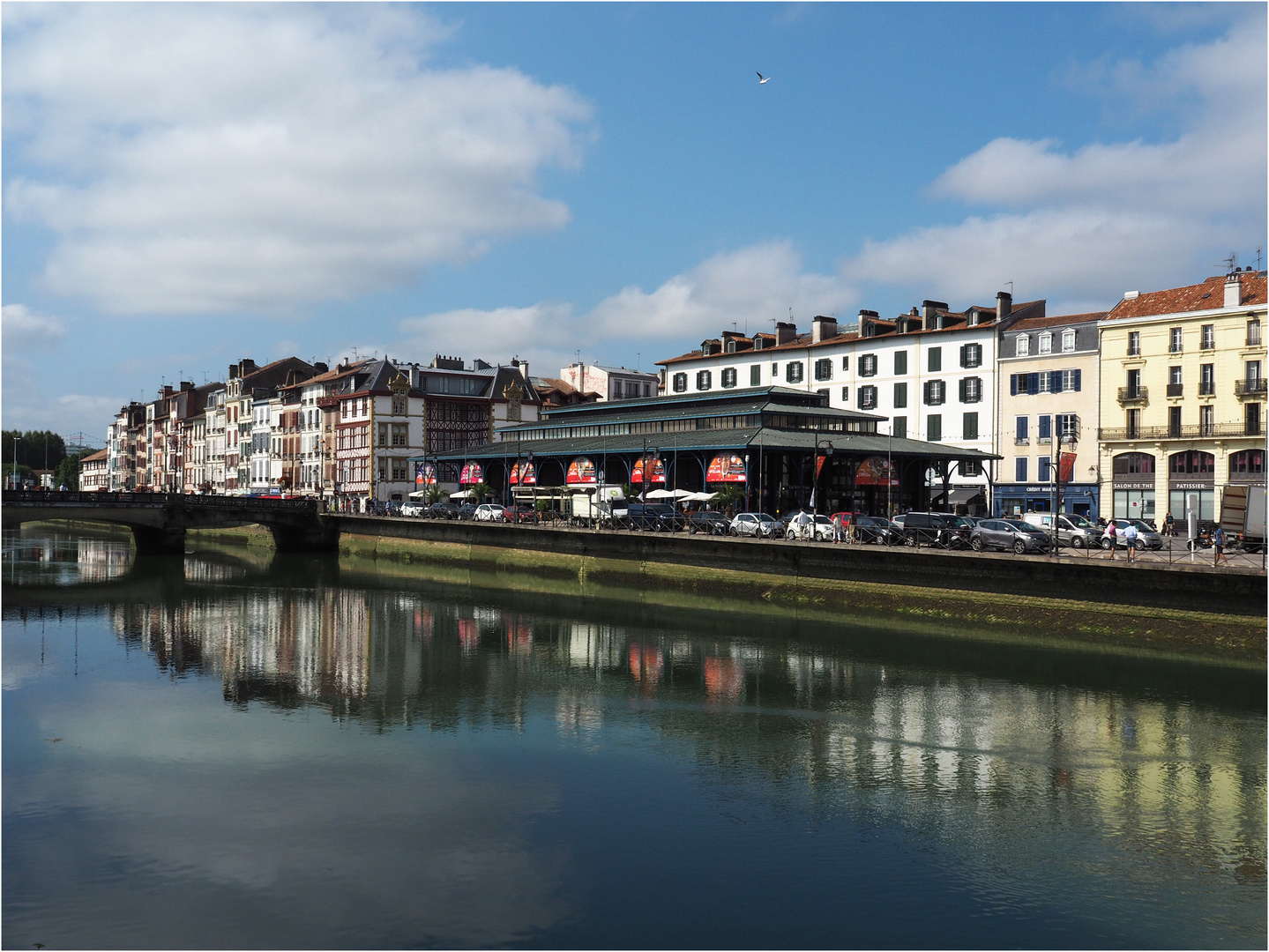 Rive gauche de la Nive avec les Halles de Bayonne