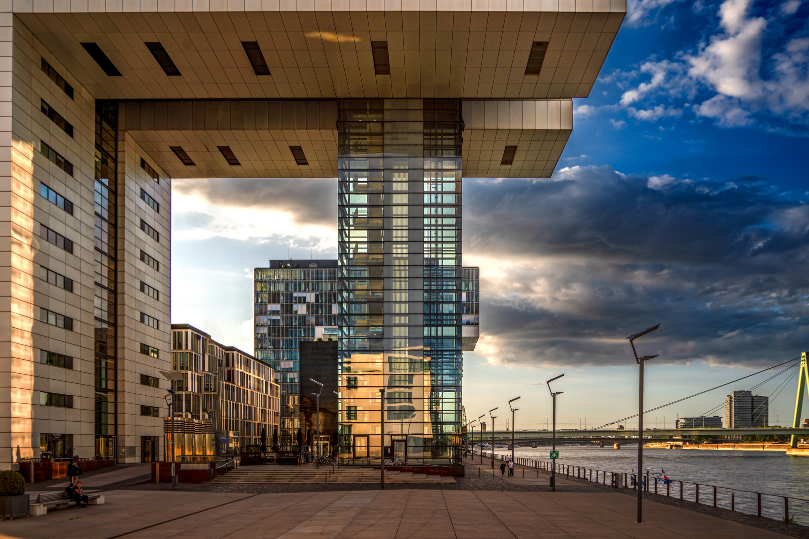 River Cruise Ship Dock im Abendlicht