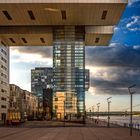 River Cruise Ship Dock im Abendlicht