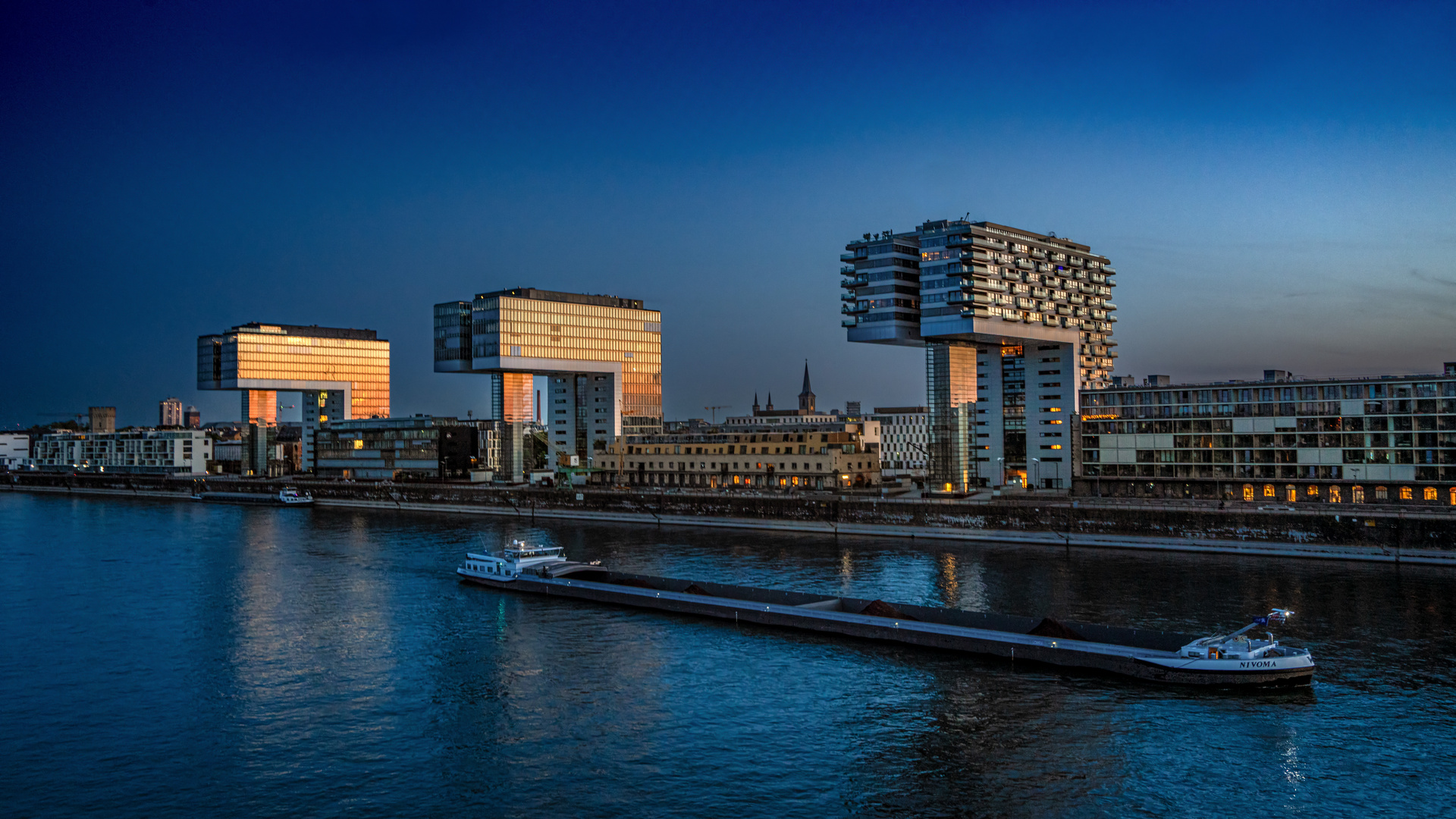 River Cruise Ship Dock zur blauen Stunde