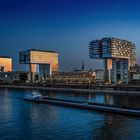 River Cruise Ship Dock zur blauen Stunde