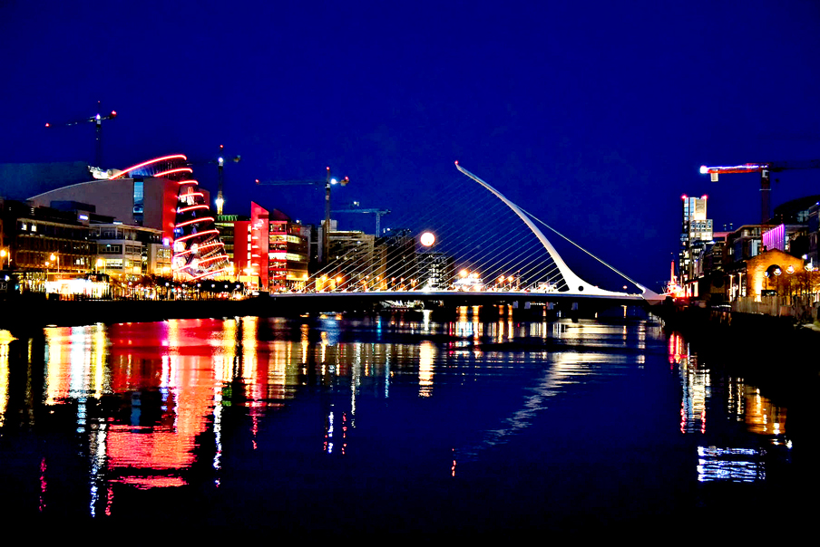 River Liffey mit Samuel Beckett Bridge und Vollmond