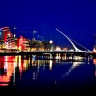 River Liffey mit Samuel Beckett Bridge und Vollmond