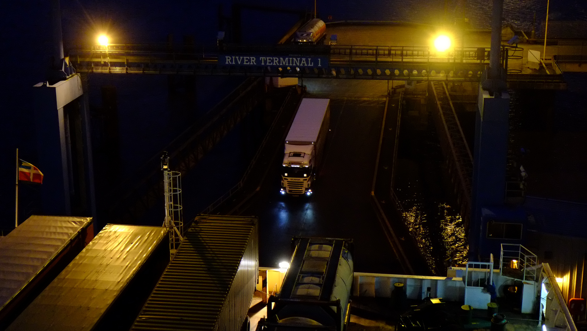 River Terminal Hull - LKW Verladung auf´s Fährschiff