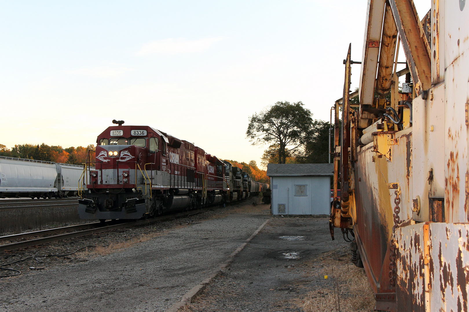 RJ Corman Railroad Company EMD SD40T-2, rechts Schneepflug, links NS Güterzug,Cresson,PA,USA