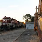 RJ Corman Railroad Company EMD SD40T-2, rechts Schneepflug, links NS Güterzug,Cresson,PA,USA