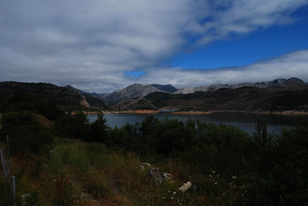 RÍO LUNA, EMBALSE Y MAZIZO CANTABRICO DE FONDO