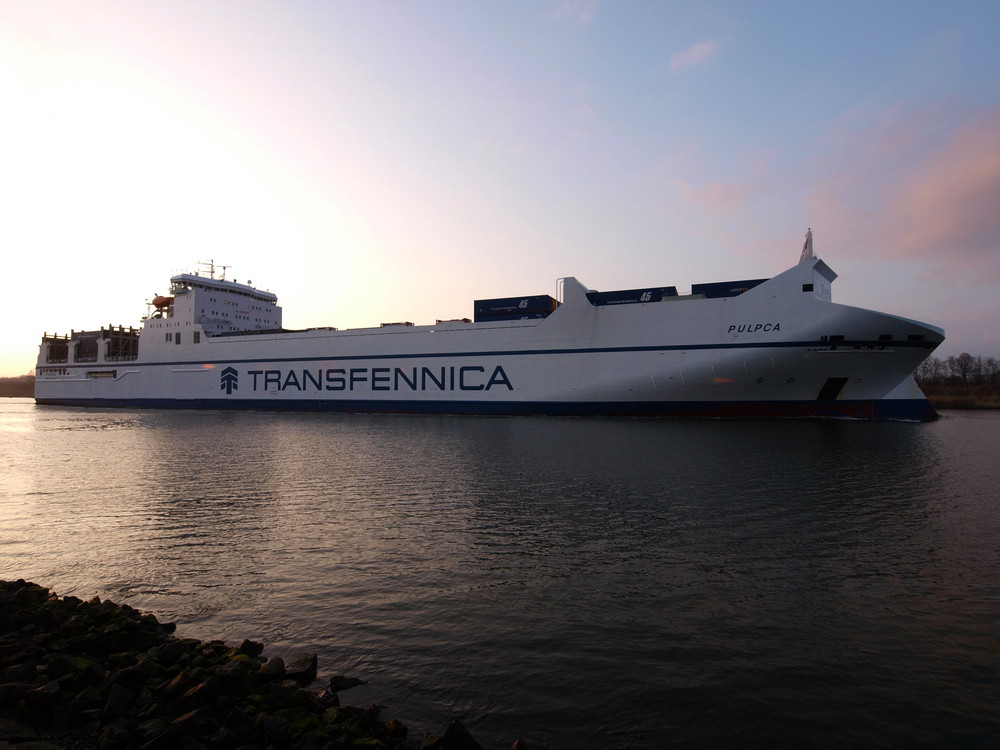 RO RO Containerfrachter PULPCA auf dem Nord-Ostsee-Kanal