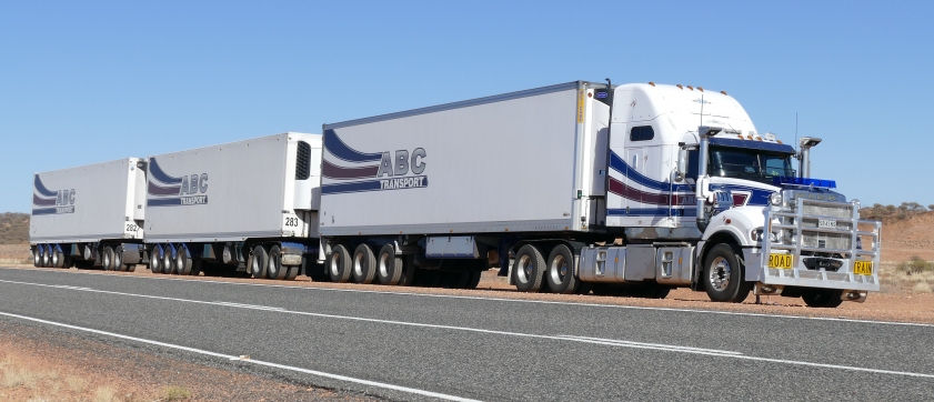 Road Train bei Alice Springs