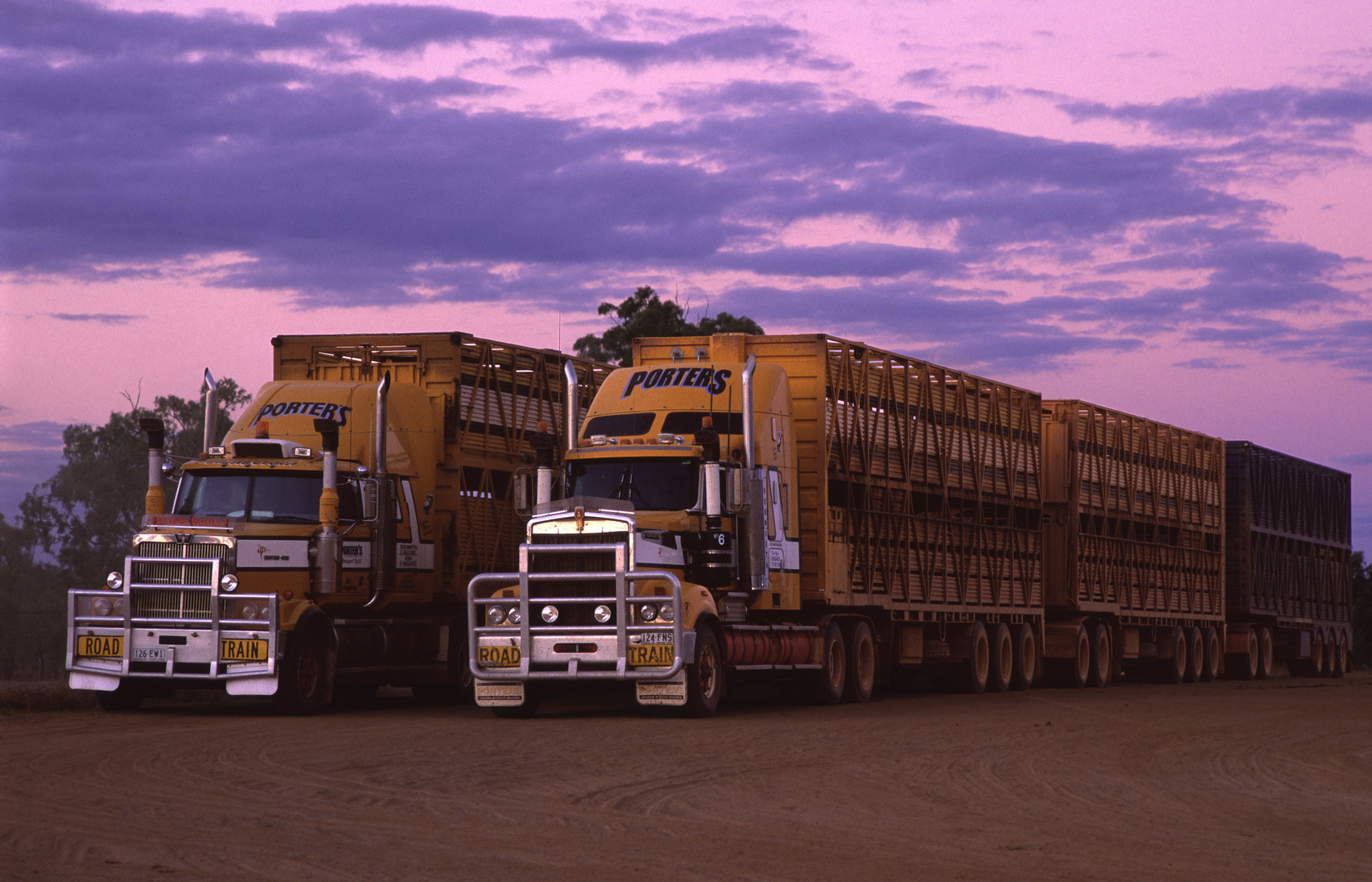 Road Trains am Oasis Roadhouse